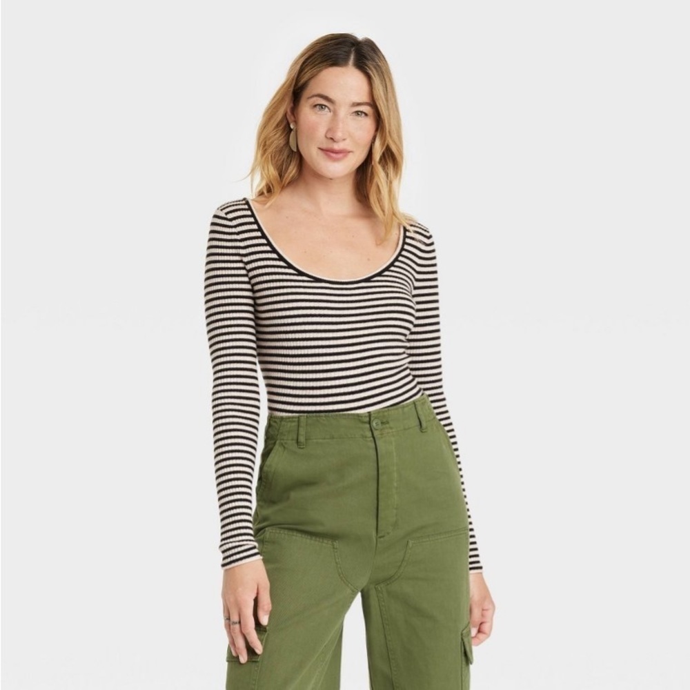Women's Shrunken Rib Scoop Neck Pullover
Sweater - Universal Thread™ new